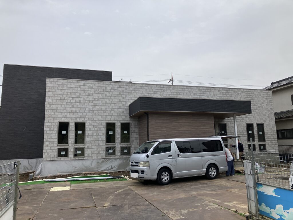 日野市万願寺に開業する小児科・内科クリニックの外観